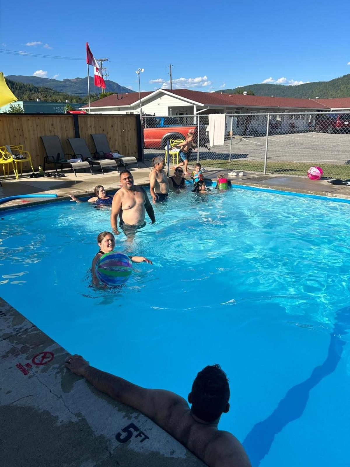 Paradise Motel Sicamous Kültér fotó